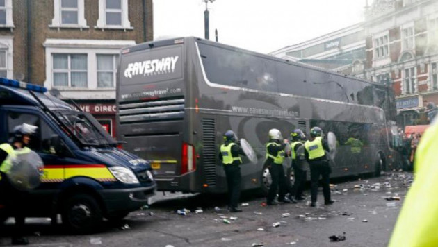 Фанаты "Вест Хэма" атаковали автобус с футболистами "Манчестер Юнайтед"