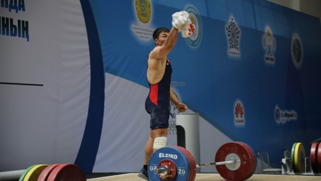 Скандальная выходка Седова на чемпионате Казахстана по тяжелой атлетике в фотографиях