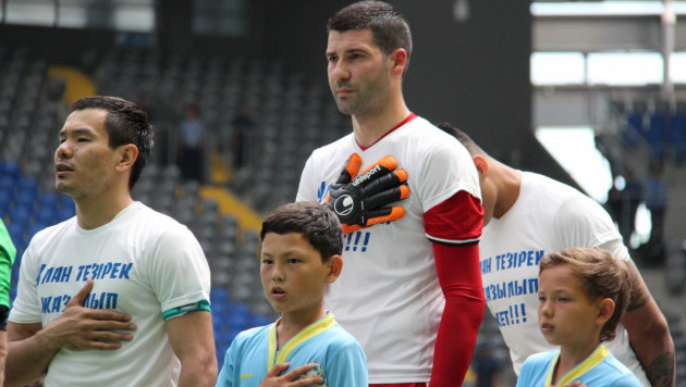 Игроки "Астаны" и "Жетысу" вышли на матч КПЛ  в футболках в поддержку Улана Конысбаева 