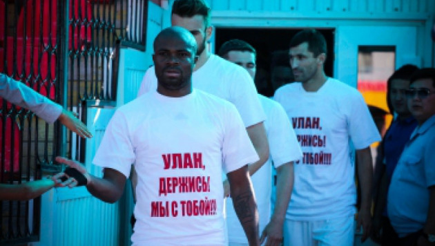 ФК "Атырау" записал видеообращение в поддержку травмированного Улана Конысбаева