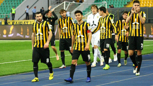 Футболисты "Кайрата" после матча с "Ордабасы" спасли фаната от полиции  