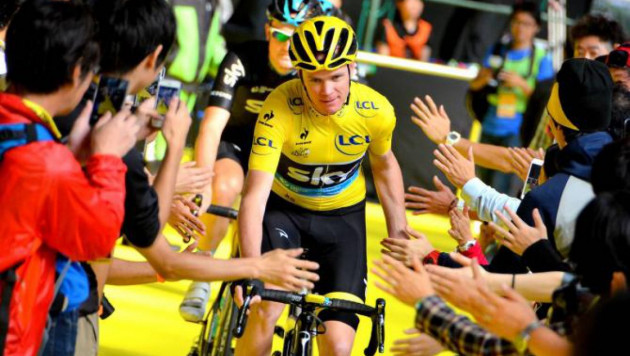 Чемпион "Тур де Франс" ударил выбежавшего болельщика