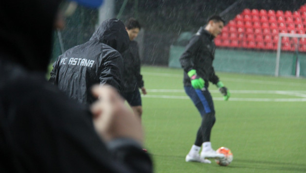 "Астана" провела первую тренировку в Литве под проливным дождем