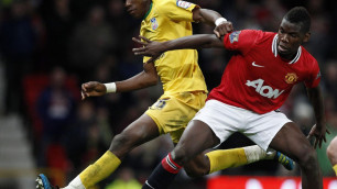 Поль Погба подписал фанату футболку "Манчестер Юнайтед" со своей фамилией
