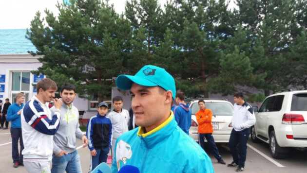 Серик Сапиев и спортсмены Караганды протащили самолет по взлетной полосе