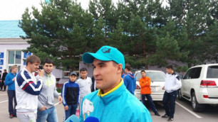 Серик Сапиев и спортсмены Караганды протащили самолет по взлетной полосе