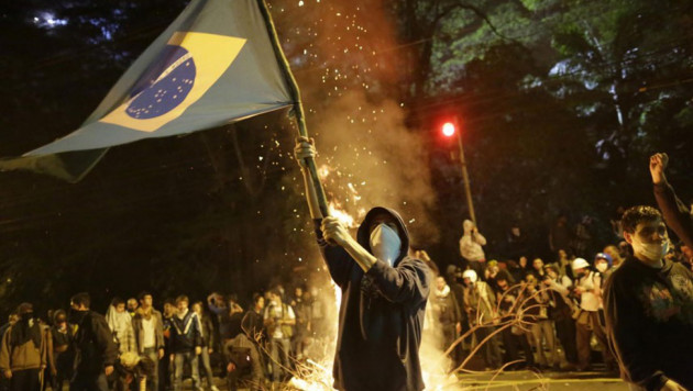Полиция Рио при помощи слезоточивого газа разогнала несколько сотен противников Олимпиады