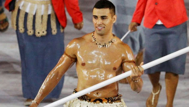 Обнаженный знаменосец Тонга на открытии Олимпиады "взорвал" соцсети