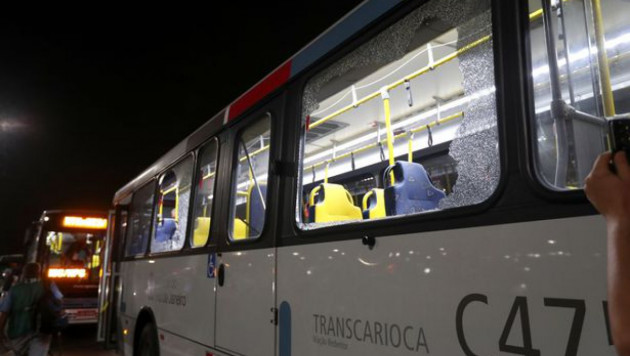 Автобус с журналистами был обстрелян на шоссе в Рио-де-Жанейро