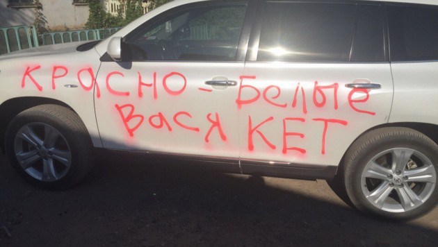 Фанат "Актобе" разукрасил свой автомобиль в качестве протеста против политики руководства клуба