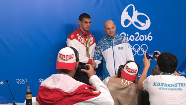 Василий Левит после награждения убрал медаль в карман