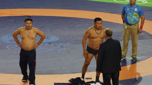 Тренеры монгольского борца устроили стриптиз в знак протеста против судейства на Олимпиаде в Рио