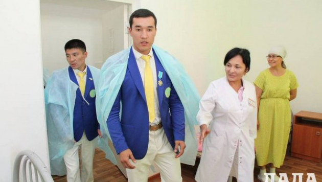 Ниязымбетов и Абдрахманов навестили в больнице пострадавших в ДТП юных спортсменов