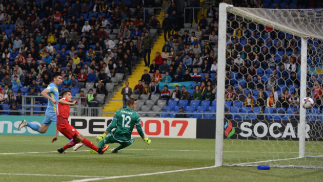 Сборная Казахстана пропустила два гола в первом тайме матча с Польшей