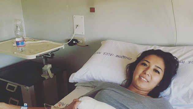 Зарина Дияс опубликовала фото из больницы с загипсованной рукой