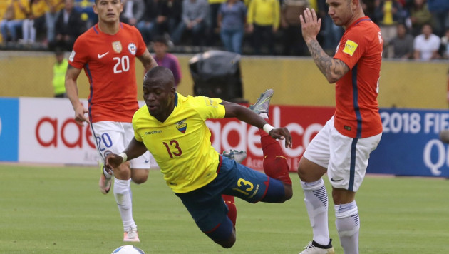 Форвард сборной Эквадора симулировал травму во время матча и скрылся от полиции на скорой помощи
