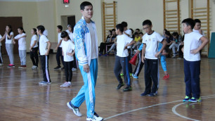 Олимпийский чемпион Данияр Елеусинов провел урок в рамках проекта "Физкульт-Ура" в своей школе