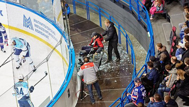 Тафгай "Сибири" Евгений Артюхин разбил заградительное стекло во время силовой борьбы