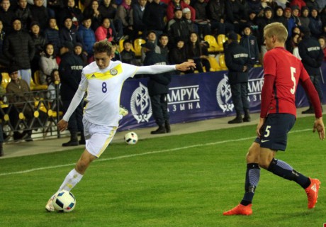 Александр Соколенко (в белом). Фото с сайта ФК "Актобе"