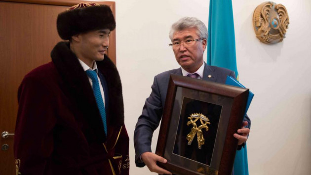 Министр культуры и спорта подарил Канату Исламу казахский чапан