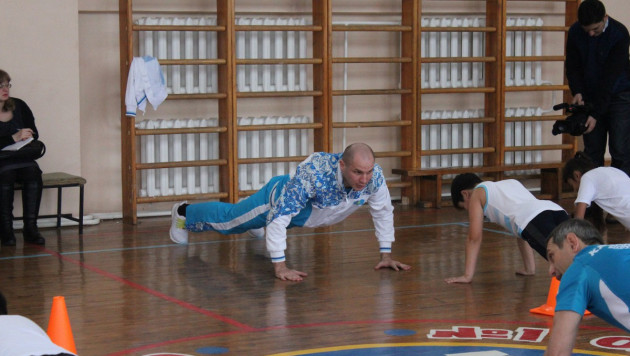 Иван Дычко провел урок физкультуры в родном Костанае