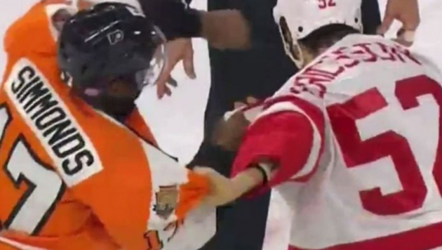 Темнокожий хоккеист с одного удара нокаутировал соперника в матче НХЛ