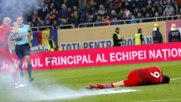 Левандовски пострадал от взрыва петарды во время матча Румыния - Польша