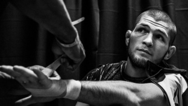 Российский боец Хабиб Нурмагомедов заставил сдаться американца Майкла Джонсона на UFC 205