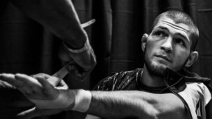 Российский боец Хабиб Нурмагомедов заставил сдаться американца Майкла Джонсона на UFC 205