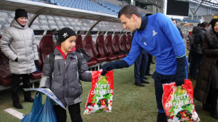 Футболисты "Астаны" подарили детям из малообеспеченных семей зимнюю одежду 