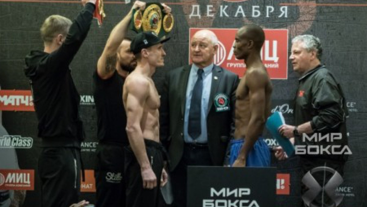 Намибийский боксер за одну минуту отправил в тяжелый нокаут чемпиона IBF и IBO россиянина Трояновского