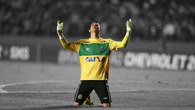 Погибший в авиакатастрофе вратарь "Шапекоэнсе" признан лучшим игроком года в Бразилии по версии болельщиков