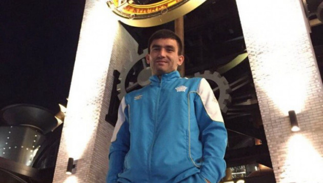 Загнал его в угол и бил, пока он не упал - казахстанец Моминов о дебюте на профи-ринге