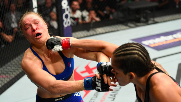 Ронда Роузи за 48 секунд проиграла Аманде Нуньес после возвращения в UFC