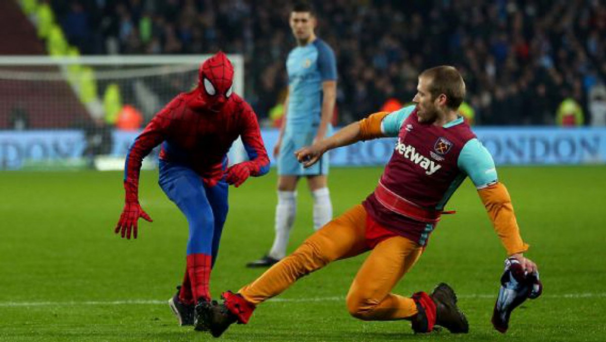 Человек-паук выбежал на поле во время матча Кубка Англии по футболу