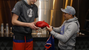Головкин обменялся сувенирами с игроком НБА перед матчем