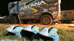 Экипаж Astana Motorsports вытащил прямого конкурента из "западни" перед последним этапом "Дакара"