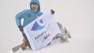 Альпинист Максут Жумаев водрузил флаги Универсиады и Vesti.kz на самые высокие точки трех континентов