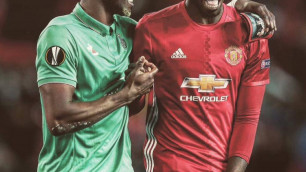 Родные братьев Погба смотрели матч "Манчестер Юнайтед" - "Сент-Этьен" в необычных футболках