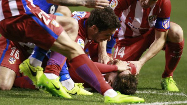 Нападающий "Атлетико" Фернандо Торрес потерял сознание во время матча 