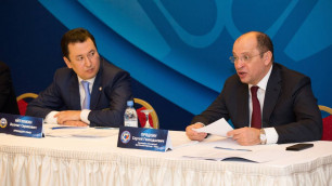 Президенту российской премьер-лиги подарили казахский чапан