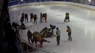 16-летние хоккеисты устроили массовую драку во время матча