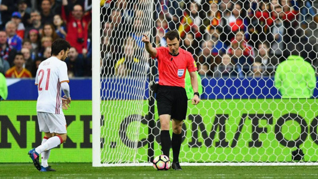 Судья засчитал гол в матче сборных Испании и Франции после 40 секунд общения с видеоассистентом