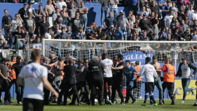 Фанаты "Бастии" выбежали на поле и атаковали футболистов "Лиона" во время разминки