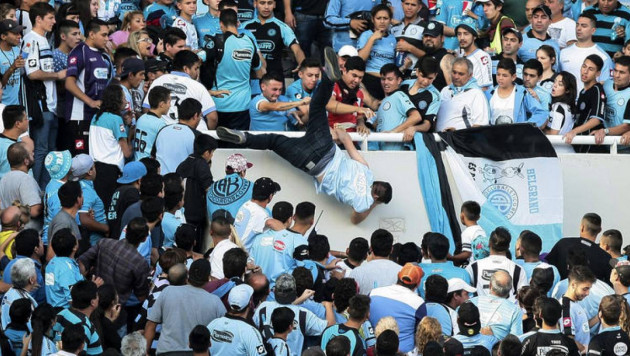 В Аргентине болельщик погиб после того, как соперники скинули его с трибуны во время матча