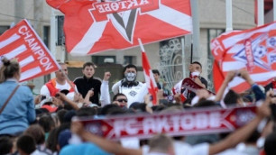Фанаты "Актобе" и "Акжайыка" устроили массовую драку в Уральске