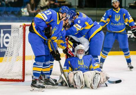 Хоккеисты сборной Украины. Фото с сайта iihf.com