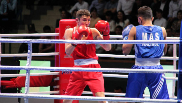 Казахстанец Курметов отправил соперника в нокдаун и вышел в четвертьфинал ЧА по боксу