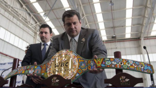 Маурисио Сулейман и специальный пояс WBC. Фото с сайта remezcla.com