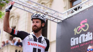 Команда лидера "Джиро д'Италия" забыла забрать своего гонщика из отеля на старт